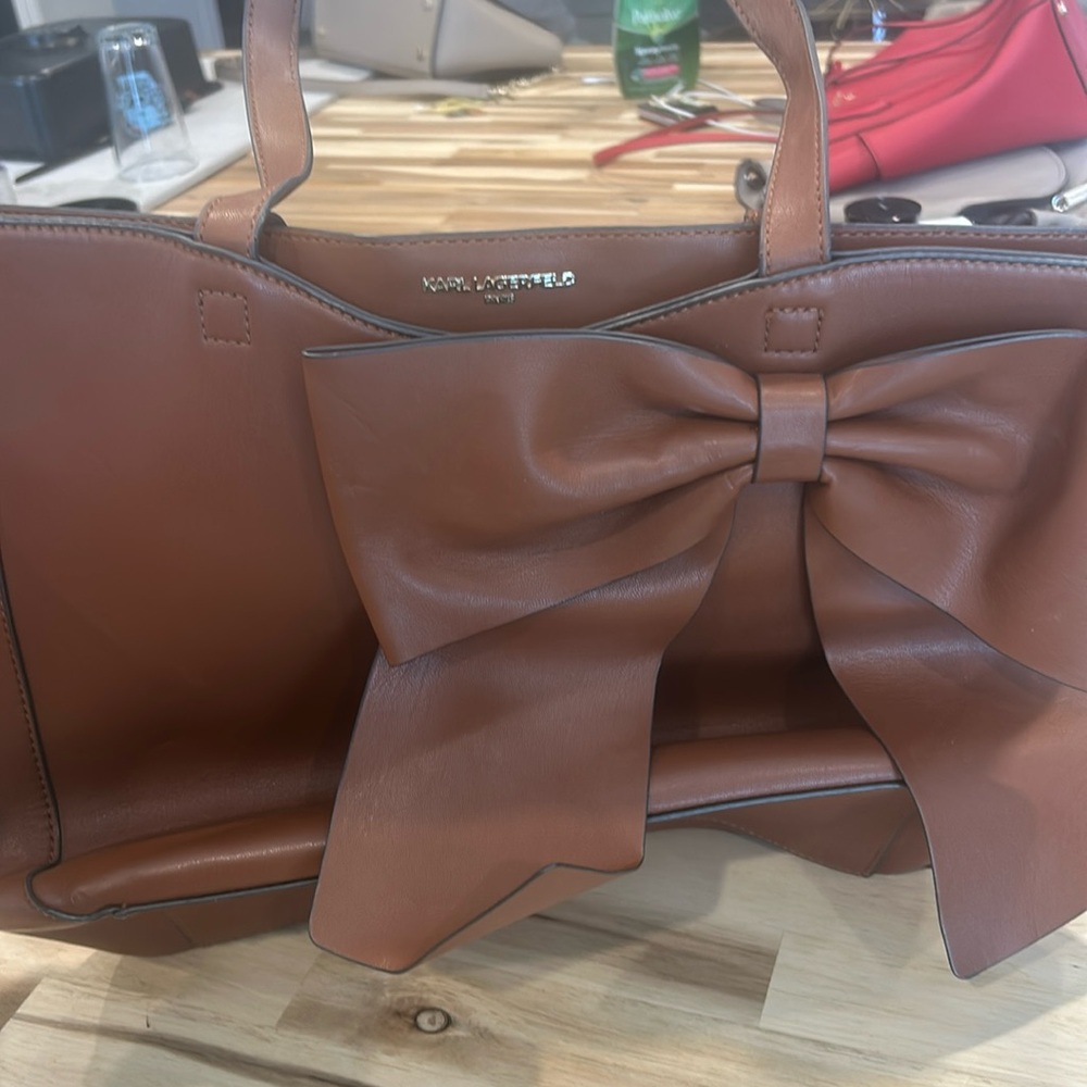 Brown shoulder bag with bow